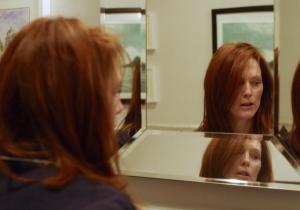 Julianne Moore plays Alice Howland, a 50 year-old woman fighting early Alzheimer's in Still Alice.